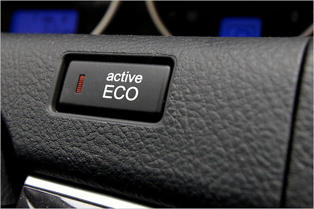 Der Active-Eco-Schalter rechts neben dem Lenkrad soll beim Spritsparen helfen