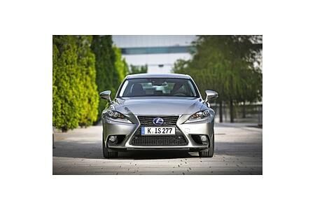 Lexus IS 300h ist der sparsamste Benziner in der Mittelklasse