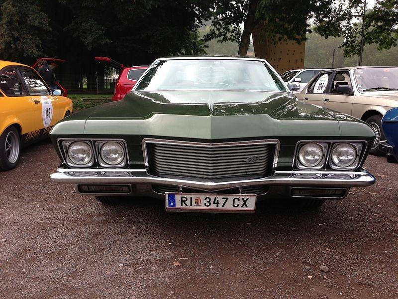 Der Kühlergrill des Buick Riviera ist beeindruckend