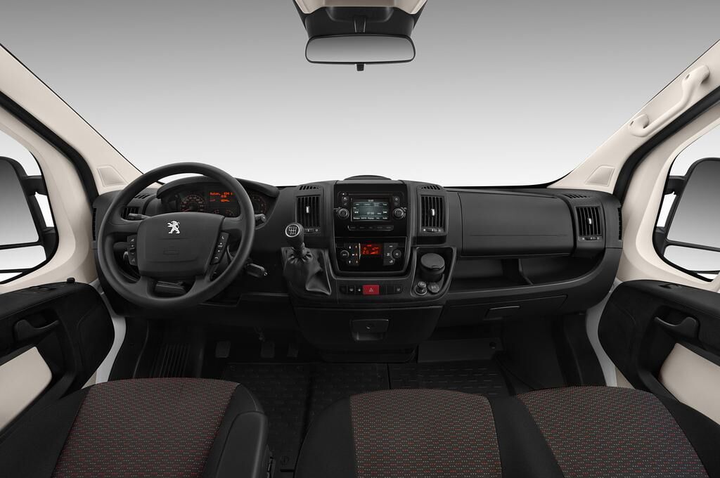 Peugeot Boxer (Baujahr 2018) Active 4 Türen Cockpit und Innenraum