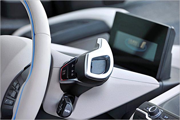Der klobige Hebel am Lenkrad dient dazu, den Fahrmodus der Automatik einzulegen