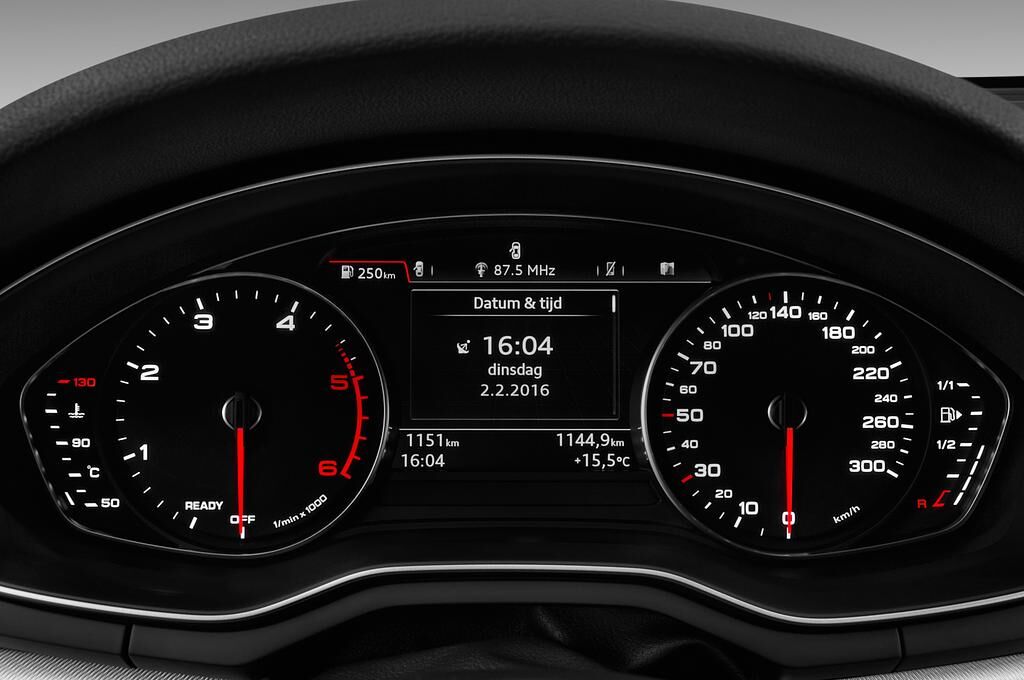 Audi A4 (Baujahr 2018) Sport 4 Türen Tacho und Fahrerinstrumente