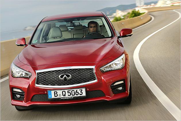 Typisch für Infiniti ist der große Kühlergrill