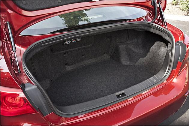 Wegen der Batterie passen ins Heck des Q50 Hybrid nur 400 Liter (Bild), beim Diesel sind es 500 Liter