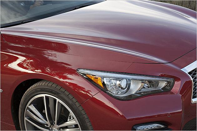 LED-Scheinwerfer kosten 750 Euro extra, der gelb eingefärbte Blinker kennzeichnet die US-Version des Q50