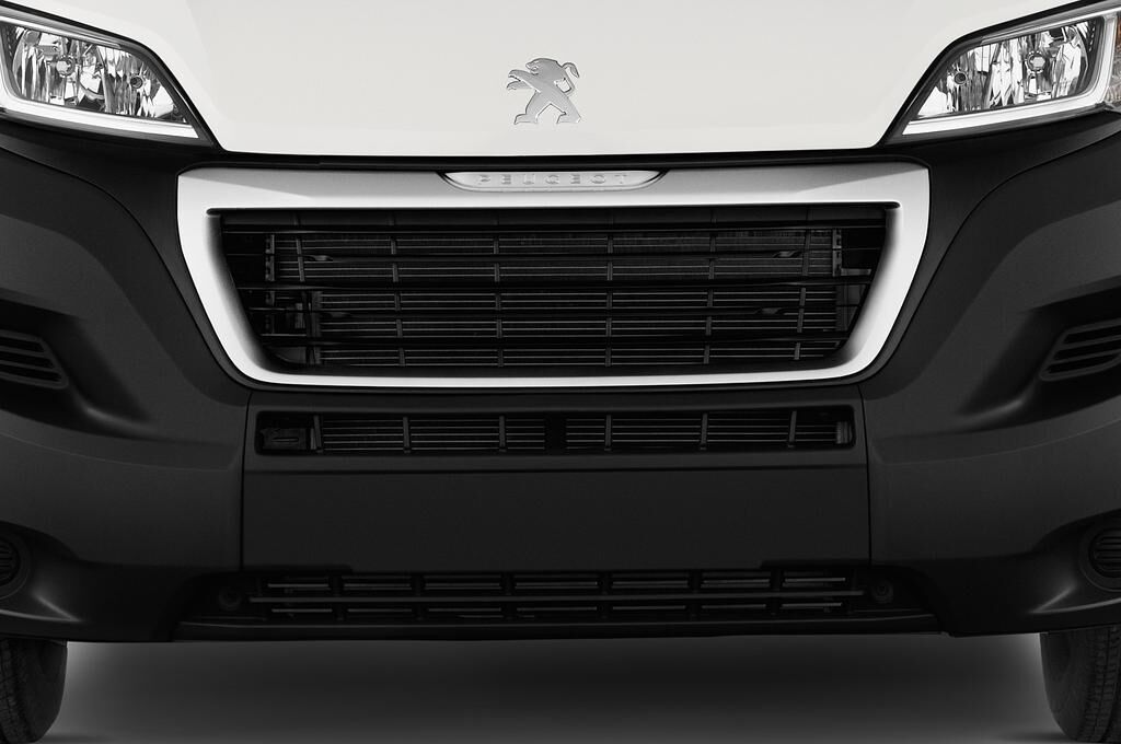 Peugeot Boxer (Baujahr 2018) - 4 Türen Kühlergrill und Scheinwerfer