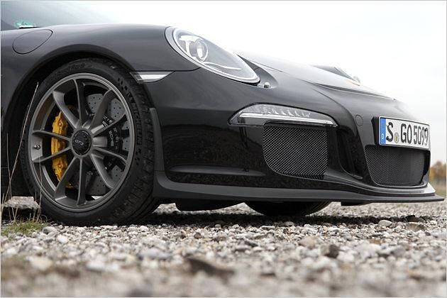 Viel Bodenfreiheit gibt es nicht: Bei Garagen-Auffahrten setzt der GT3 vorne schon mal auf