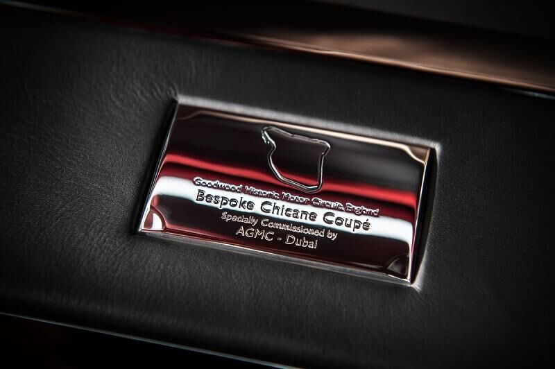 Im Handschuhfach befindet sich eine Plakette mit dem Strecken-Layout des Goodwood-Circuit