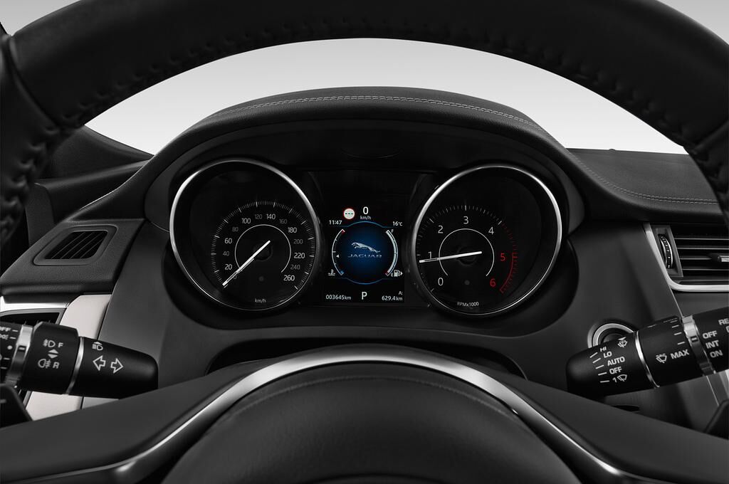 Jaguar E-Pace (Baujahr 2018) R Dynamic 5 Türen Tacho und Fahrerinstrumente