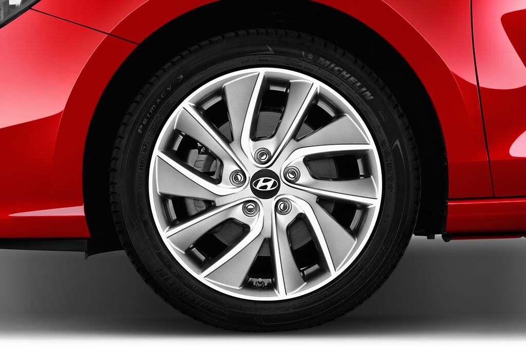 Hyundai i30 Fastback (Baujahr 2018) Premium 5 Türen Reifen und Felge
