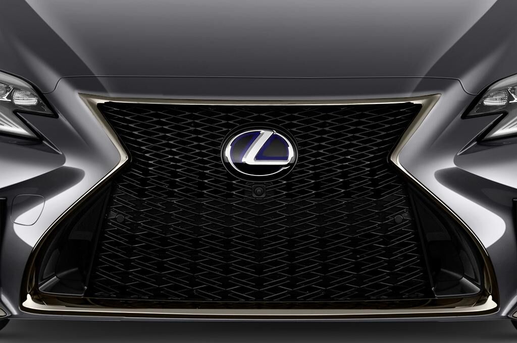 Lexus LS (Baujahr 2018) F Sport 4 Türen Kühlergrill und Scheinwerfer