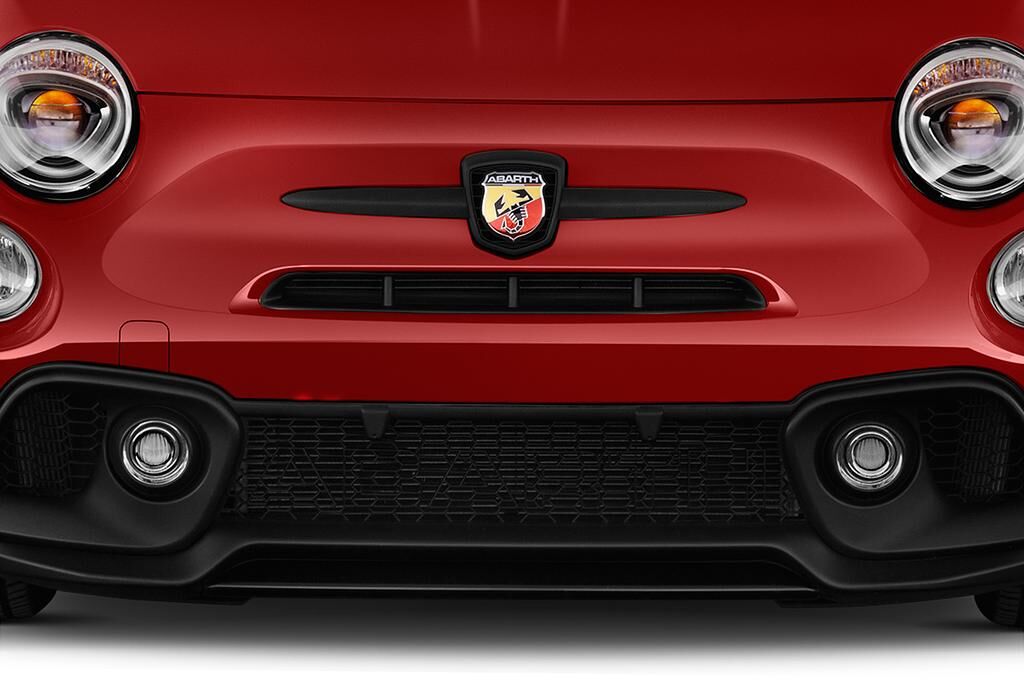 Abarth 595C (Baujahr 2018) Competizione 2 Türen Kühlergrill und Scheinwerfer