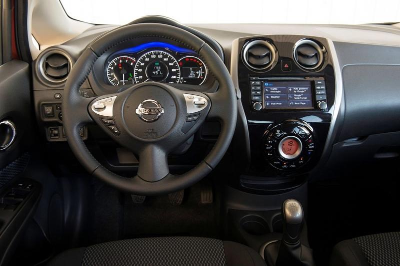 Typisches Nissan-Cockpit mit kreisrunder Klima-Bedieneinheit