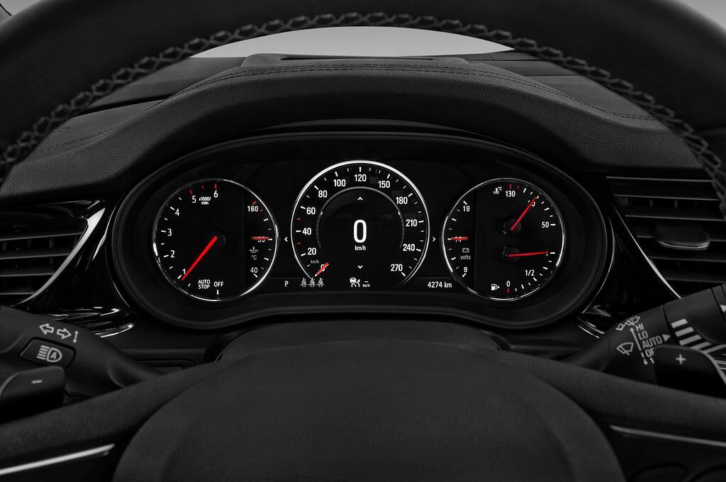 Opel Insignia Country Tourer (Baujahr 2018) Exclusive 5 Türen Tacho und Fahrerinstrumente