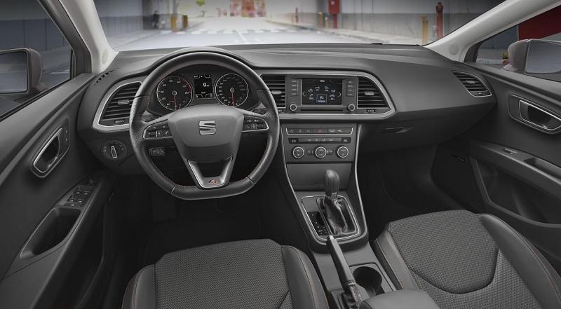 Das Cockpit des Seat Leon ST 1,8 TSI FR ist solide verarbeitet, aber etwas eintönig