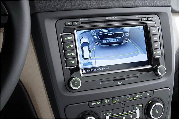 Als erster Skoda überhaupt wird das kleine SUV mit Rückfahrkamera angeboten