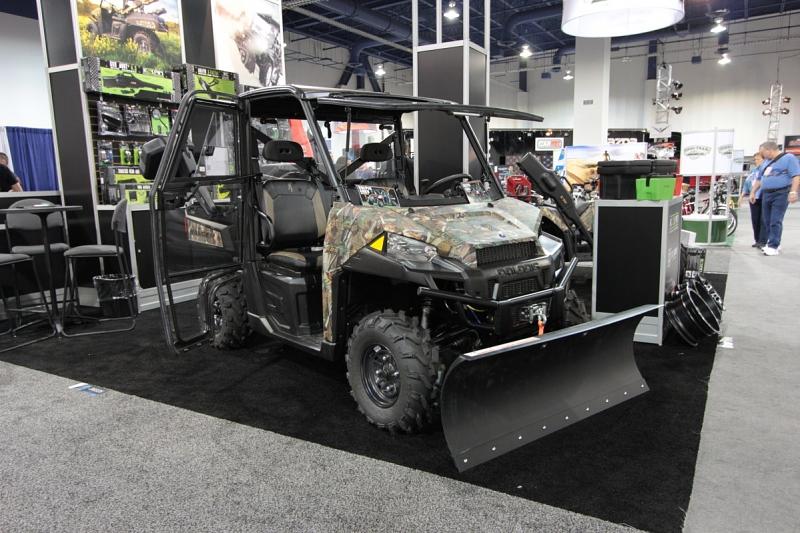 Kolpin hat einen tarnfarbenen Buggy ins meißt schneefreie Las Vegas mitgebracht, der ganz offensichtlich als Winterdienst-Fahrzeug eingesetzt werden kann