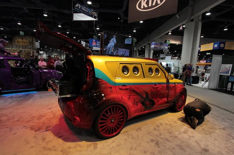 Diesem Kia Soul wurden die Glas-Seitenscheiben weggenommen. An deren Stelle sitzen jetzt Plexiglas-Scheiben mit Lautsprechern drin. Im Heck des Wagens wurde ein Gasgrill eingebaut