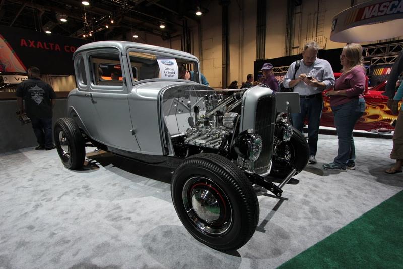 Auch Hot Rods, also auf Performance getrimmte Oldtimer vorzugsweise aus den 1930er und 1940er Jahren, sind auf der SEMA Show dabei. Dieses 1932er Ford Coupé wurde von United Pacific umgebaut und von Ford lizensiert
