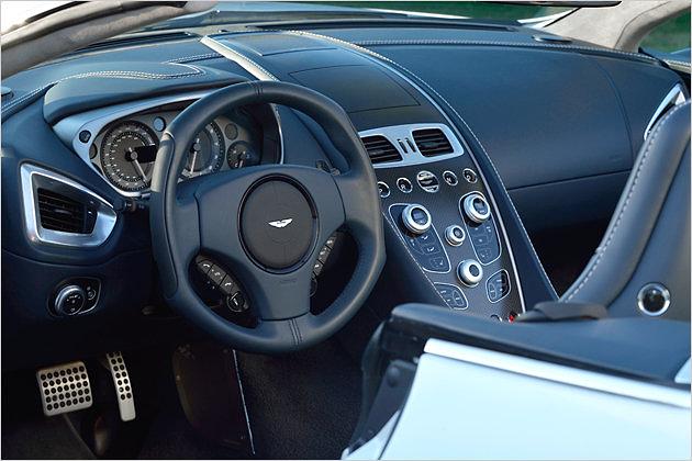Das Cockpit ist serienmäßig komplett mit Leder ausgekleidet