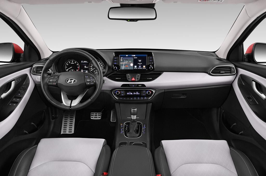 Hyundai i30 Fastback (Baujahr 2018) Premium 5 Türen Cockpit und Innenraum
