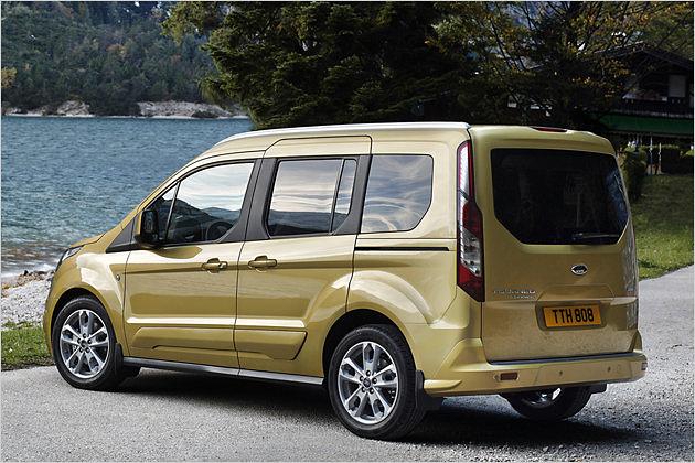 Das trapezförmige Heckfenster und die schmalen, hohen Rückleuchten kennzeichen die neuen Transporter von Ford
