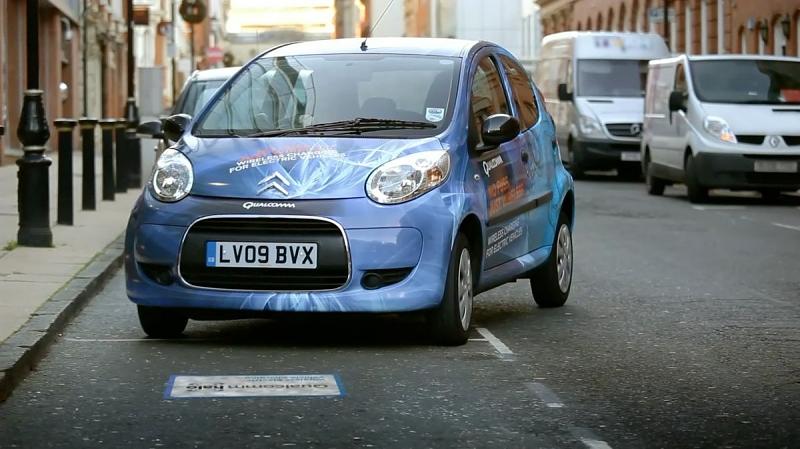 In Zukunft sollen E-Mobile ohne Kabel geladen werden
