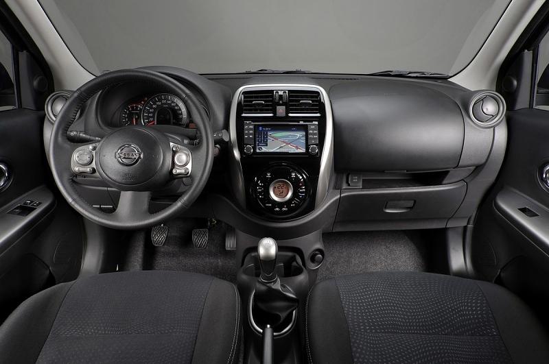 Das Cockpit mit der kreisrunden zentralen Klima-Bedieneinheit