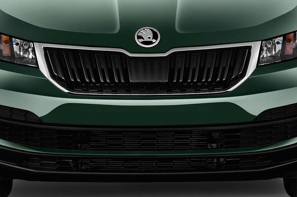 Skoda Karoq (Baujahr 2018) Ambition 5 Türen Kühlergrill und Scheinwerfer