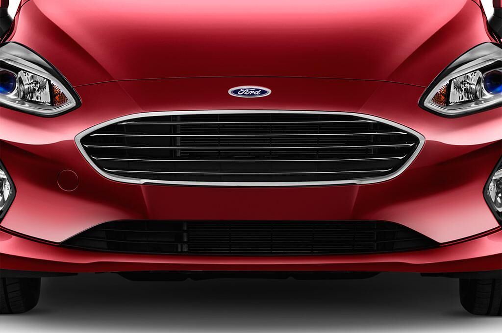 Ford Fiesta (Baujahr 2017) Titanium 3 Türen Kühlergrill und Scheinwerfer
