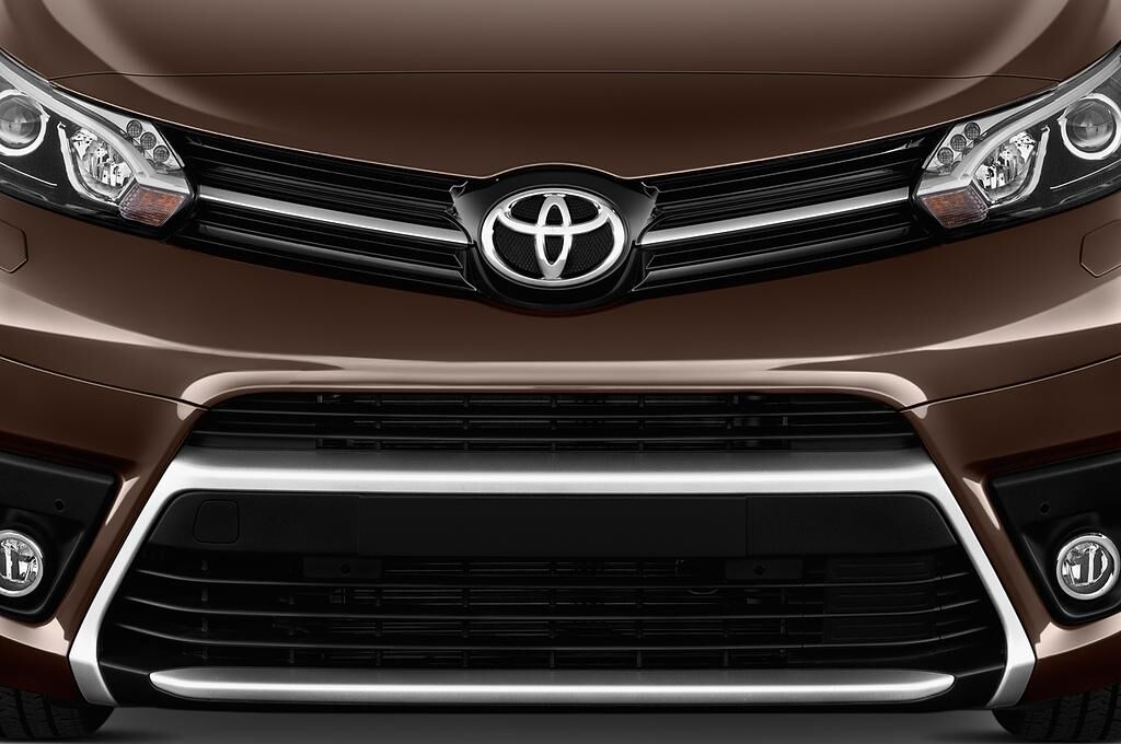 Toyota Proace Verso (Baujahr 2018) Executive 5 Türen Kühlergrill und Scheinwerfer