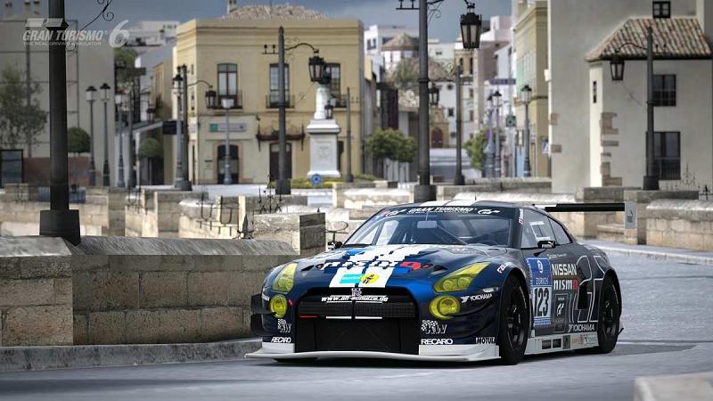 Mit einem Nissan GT-R GT3-Rennwagen mitten durch ein Dorf.