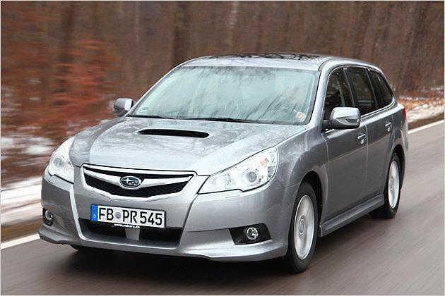 Subaru Legacy Kombi: Die weit in die Kotflügel gezogenen Scheinwerfer fallen auf