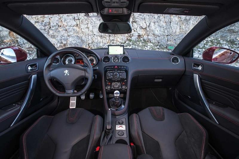 Das Cockpit des Peugeot RCZ R.