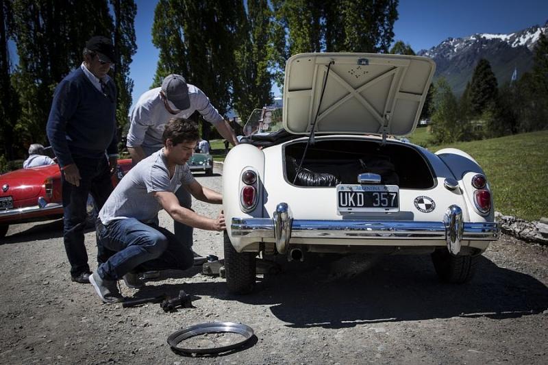 Die Teilnehmer der Mille Miglia Argentina legen selbst Hand an