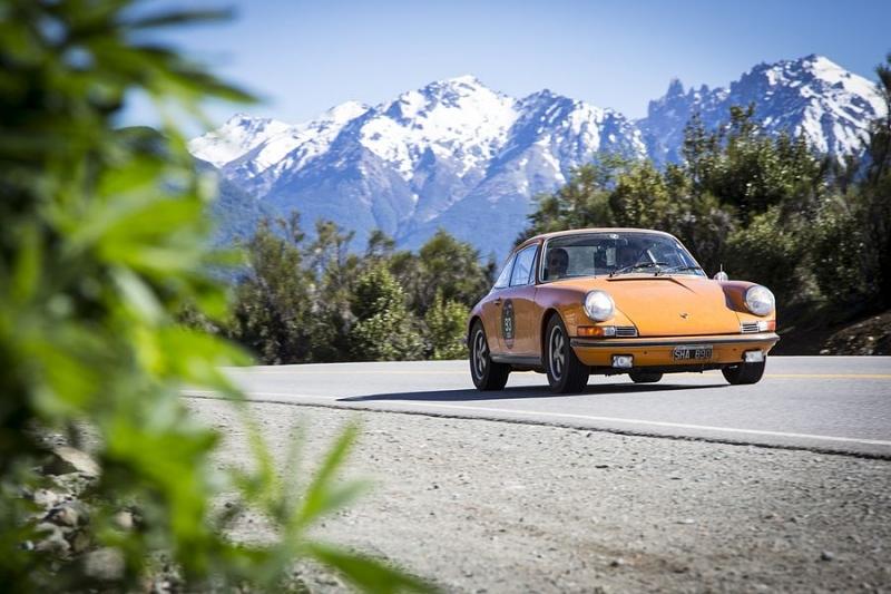 Die Mille Miglia Argentina führt durch ein Gebiet nahe der Anden