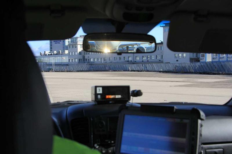 Ein irres Gefühl, wenn im Rückspiegel ein Flugzeug auftaucht.