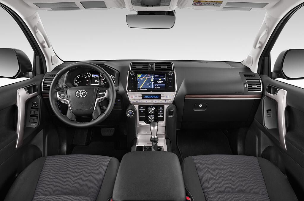 Toyota Land Cruiser (Baujahr 2018) Executive 5 Türen Cockpit und Innenraum