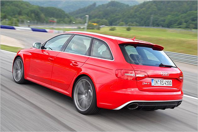 Ein Diffusor und große Endrohre weisen auch ohne Typenschild am Heck auf den RS 4 Avant hin