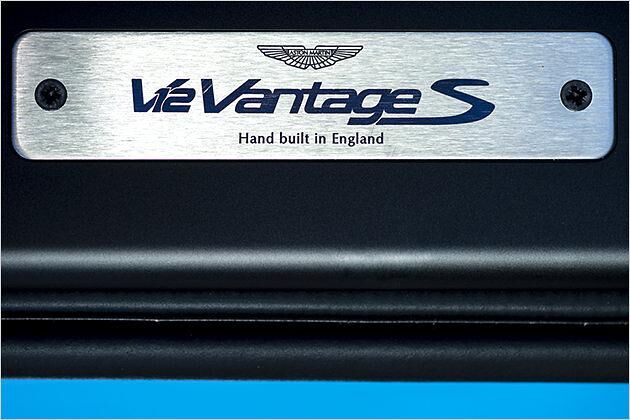 Die Einstiegsleiste mit Typenbezeichnung weist auf die Handfertigung des Fahrzeugs in England hin