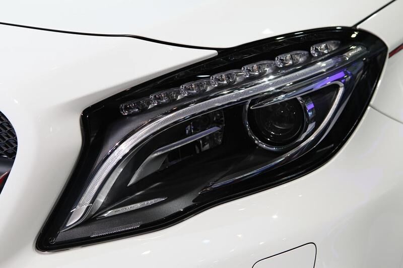 Die dunklen Scheinwerfer haben LED-Tagfahrlicht