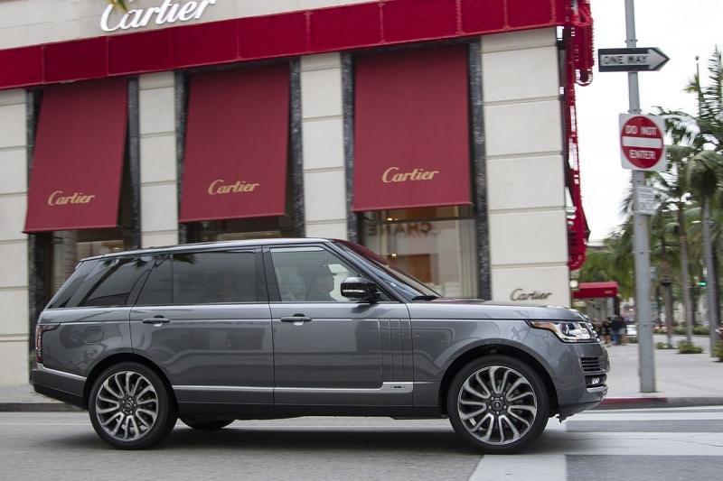 Mit dem Range Rover LWB kann man sich überall sehen lassen