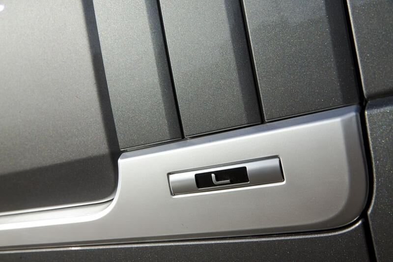 Kleine Insignien an der Außenhaut weißen auf die XXK-Version des Range Rover hin