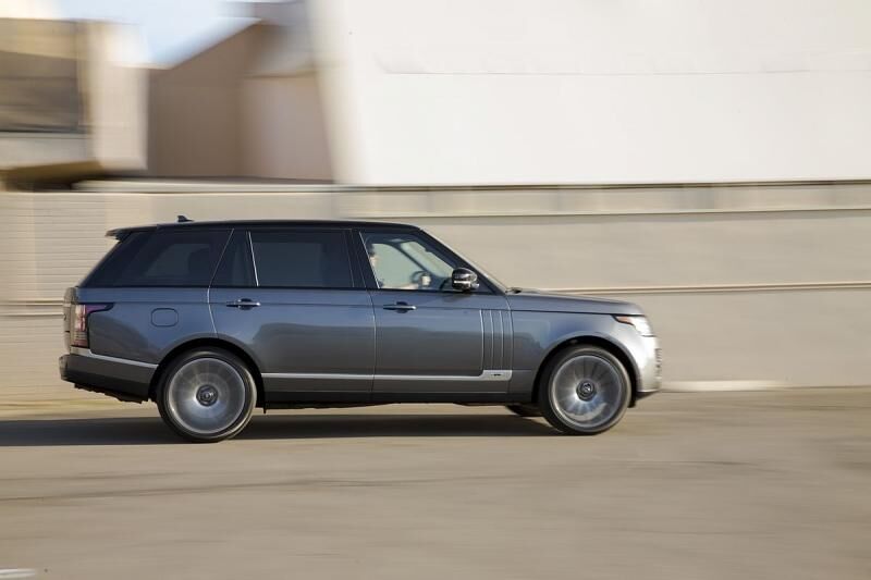 Der Benziner mit Kompressoraufladung im Range Rover LWB hat 510 PS