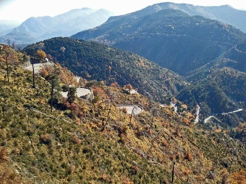 Die geschwungene D21 bei Luceram in Frankreich.