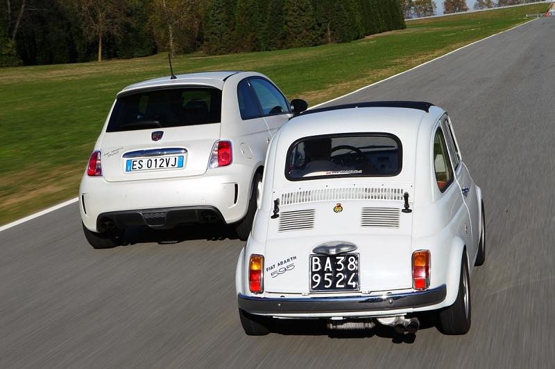 Der klassische Fiat Abarth 595 (vorne) und der Abarth 595 50th Anniversario