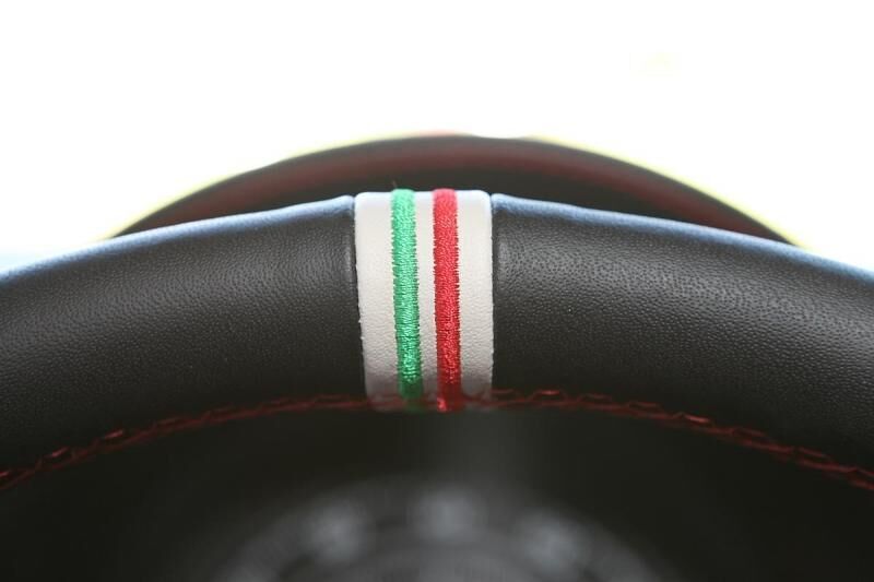 Wie es sich für einen Rennwagen gehört: Lenkradmarkierung im Abarth 595 50th Anniversario