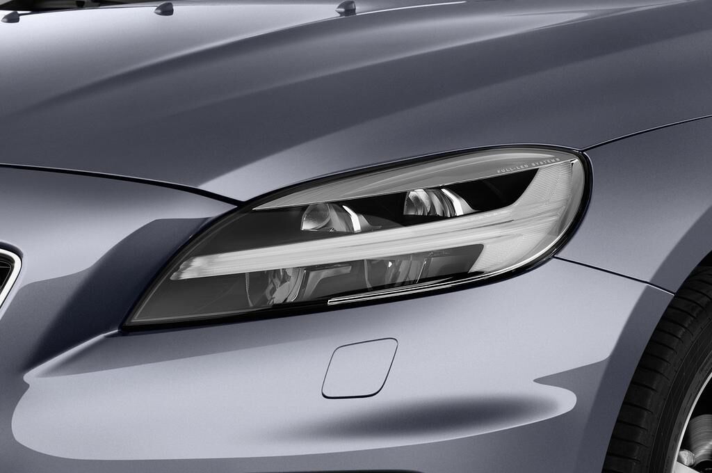 Volvo V40 (Baujahr 2018) R-Design 5 Türen Scheinwerfer