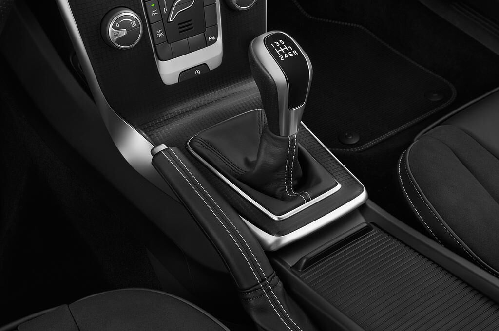 Volvo V40 (Baujahr 2018) R-Design 5 Türen Schalthebel