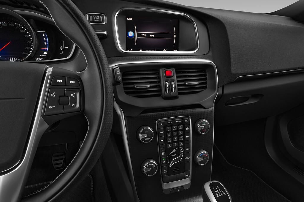 Volvo V40 (Baujahr 2018) R-Design 5 Türen Radio und Infotainmentsystem